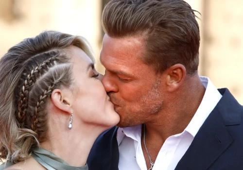 Filmowy twardziel wygląda jak grecki bóg. Żonę poznał na lekcjach baletu