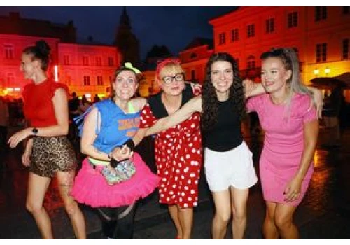 Letnia potańcówka w Piotrkowie Trybunalskim. Deszcz nie przeszkodził w dobrej zabawie. Rynek Trybunalski zamienił się w taneczny parkiet.