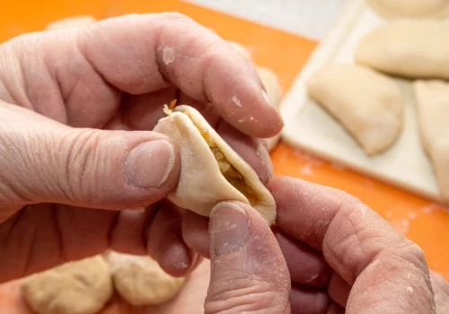 Zapomnij o pierogach ruskich. Te obłędnie chrupią i zachwycają farszem