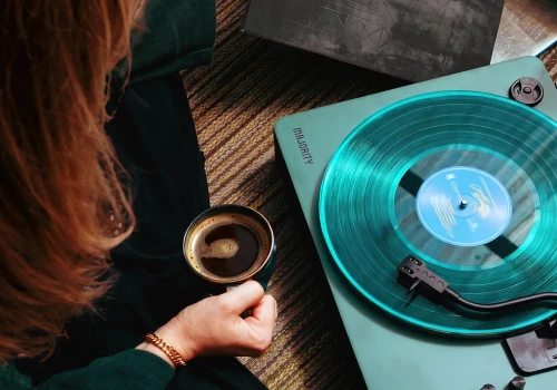 Gramofon w kolorze musztardy? Majority wreszcie wyrwało sprzęt audio z czarnej nudy