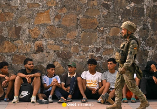 Ceuta po masowym napływie migrantów. Mieszkańcy uzbrajają się w pałki
