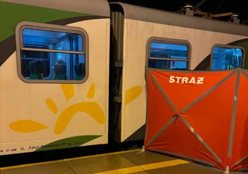 Mężczyzna spadł z peronu pod pociąg. Zginął na miejscu