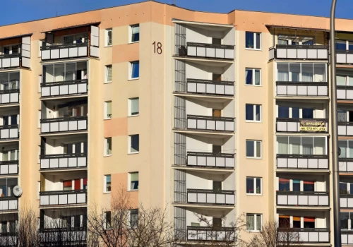 Białe dachy i nowe farby. Nowe wyzwanie dla bloków z betonu