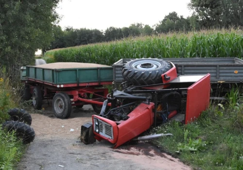 Poważny wypadek na Lubelszczyźnie. 27-latek w szpitalu, z ciągnika odpadły koła