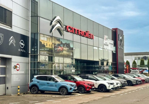 Kredyt czy najem? Porównujemy warunki finansowe zakupu nowych aut marek Citroën, Dacia, Renault i Peugeot.