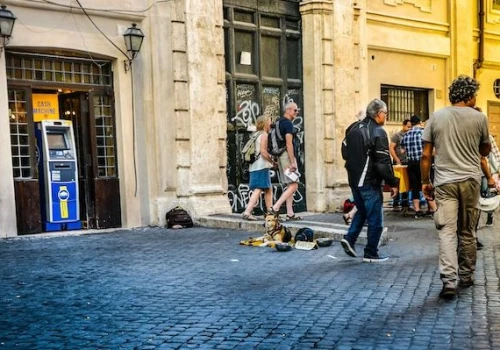 Jak płacić za granicą, żeby nie przepłacać? O tym warto pamiętać przed urlopem