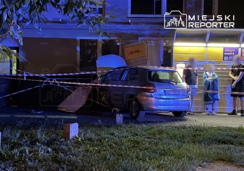 Wypadek na skrzyżowaniu. Po zderzeniu z Mazdą, Toyota uderzyła w paczkomat