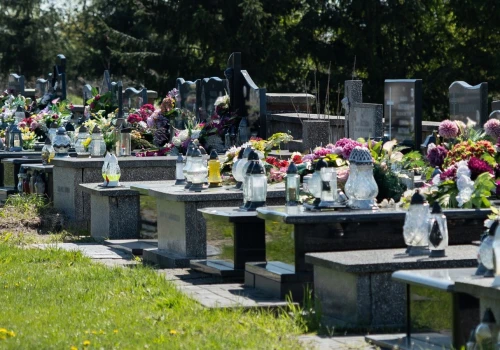 Ile kosztuje nagrobek w 2026 roku? Kamieniarz wyjaśnia, skąd biorą się wysokie ceny