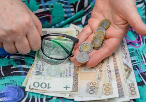 ZUS przeliczy emerytury tysiącom seniorów. Nawet 552 zł więcej, ale jest haczyk