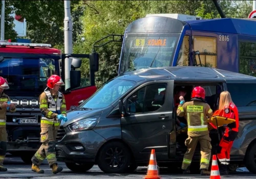Poważne zderzenie busa z tramwajem we Wrocławiu. Są ranni