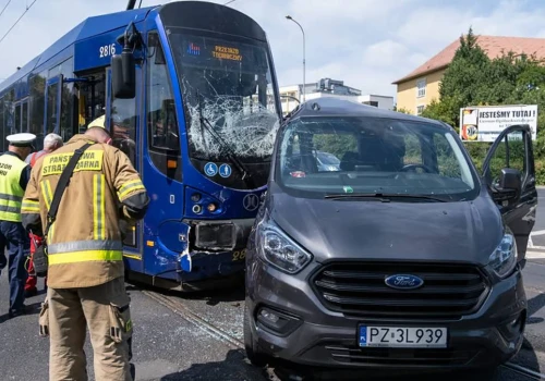 Groźne zderzenie tramwaju i busa we Wrocławiu. Cztery osoby ranne, jedna w stanie ciężkim