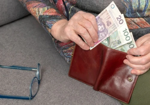 Wyższa emerytura nawet o 552 zł. Haczyk? Odbiera seniorom prawo do sądu