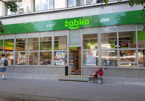 Losowe artykuły z rabatami. Awaria w sklepach Żabka
