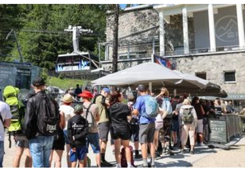 Konflikty, pseudokibice z racami i 