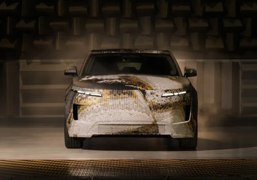 Range Rover schował nawiewy i głośniki. Czy to początek ery dyskretnego luksusu?