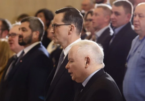 Sondaż wskazał winnych rozbicia PiS. Kaczyński i Morawiecki zagryzą zęby