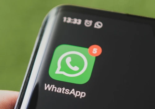 Fala oszustw na WhatsAppie. Rozmowy polityków mogły trafić w ręce przestępców