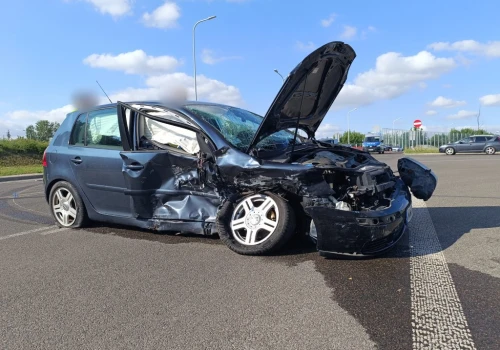 Dziecko ranne po zderzeniu dwóch Volkswagenów na rondzie z pniakiem. Droga jest zablokowana