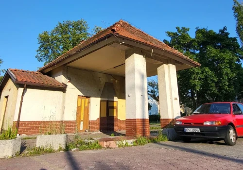 Ta stacja wpisana jest do rejestru zabytków. Niestety, stoi pusta i niszczeje