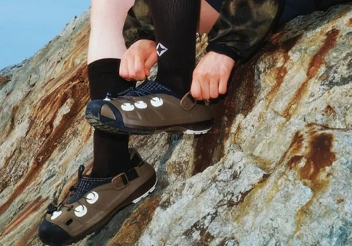 Styl, wygoda i funkcjonalność w terenie. Crocs znów zaskakuje współpracą