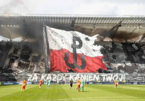 Legia uczciła Powstanie Warszawskie. Efektowna oprawa i ważne zwycięstwo