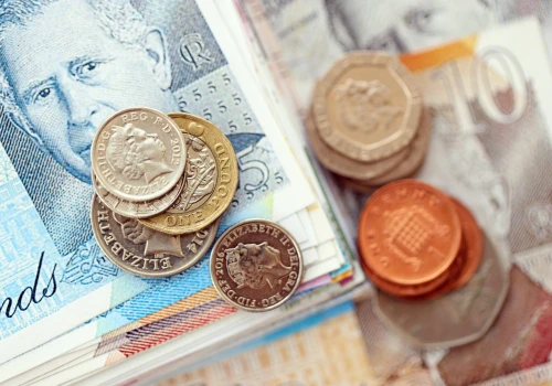 Próg 10 tys. funtów wciąż decyduje o emeryturze w UK. Miliony pracowników mogą tracić oszczędności