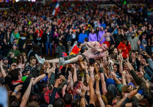 „Pol’and’Rock 2026 płonął w deszczu”. Koncerty, biegacze i wiele innych atrakcji
