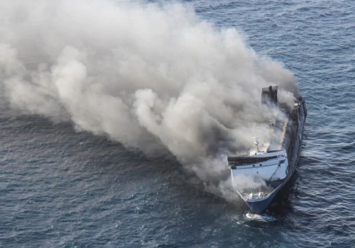 Tragedia u wybrzeży Indonezji. Prom stanął w ogniu, są ofiary i dziesiątki zaginionych