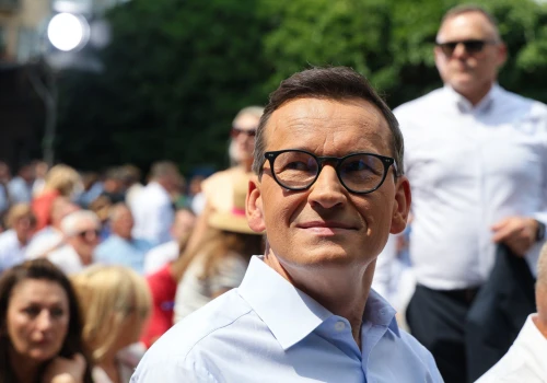 Mateusz Morawiecki ma swój pomysł na demografię. Chce zastąpić popularne świadczenia