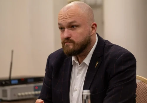 Poseł Konfederacji na zdjęciu ze strażnikami. „Po spożyciu alkoholu”