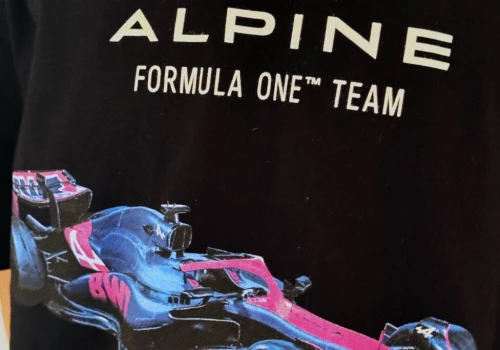 Koszulki BWT Alpine F1 trafiły do House. Gratka dla fanów francuskiej marki