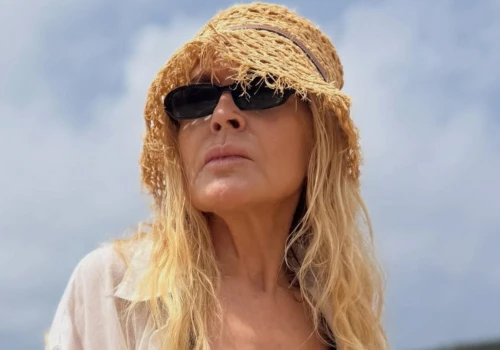 Monika Olejnik w przezroczystej koronkowej spódnicy. Ten plażowy look boho robi wrażenie