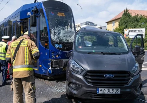 Wrocław – zderzenie tramwaju z busem. Są ranni