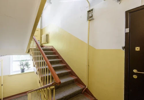 Włamywacze patrzą pod nogi. Ten szczegół przed drzwiami może zdradzić, że wyjechałeś