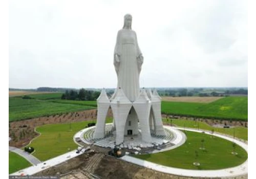 Posąg Matki Boskiej podzielił mieszkańców. 