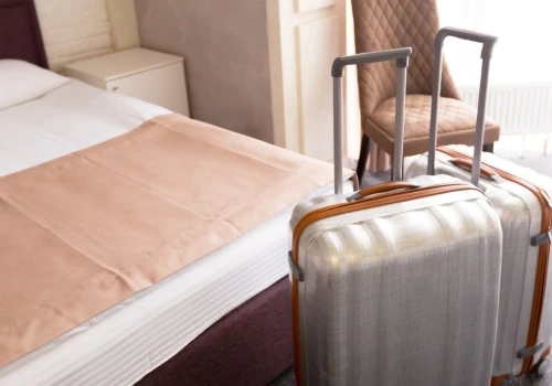 Po wejściu do hotelu stawiam walizkę pod prysznicem. Ratuje mi to wakacje