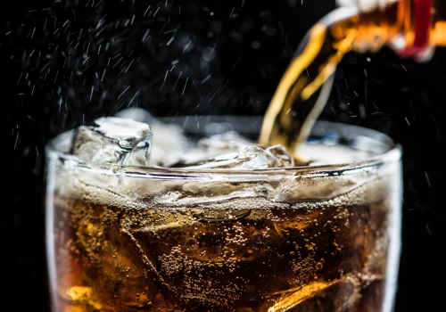 „Dirty soda” podbija fast foody. Pokolenie Z wlewa do coli dziwne rzeczy