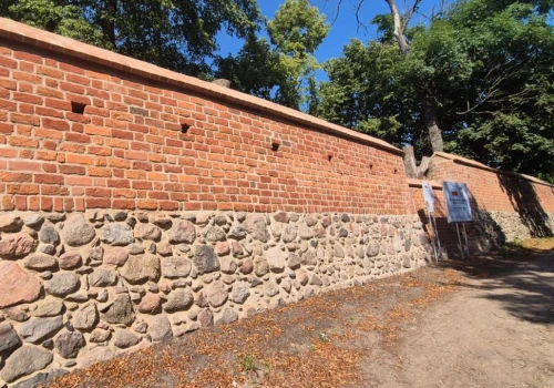 Kolejny odcinek murów obronnych odzyskał dawny blask