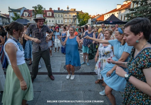 Bielski Rynek tańczył bez względu na wiek. Wielka Potańcówka przyciągnęła tłumy