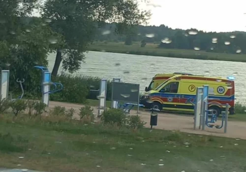 Drzewo nad siedleckim zalewem przewróciło się na ludzi