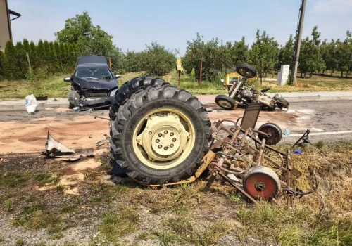 Ursus roztrzaskany po zderzeniu z Mercedesem. 72-letni rolnik trafił do szpitala