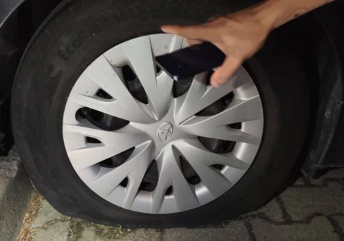 Pijany mężczyzna pociął opony na parkingu. Teraz grozi mu więzienie