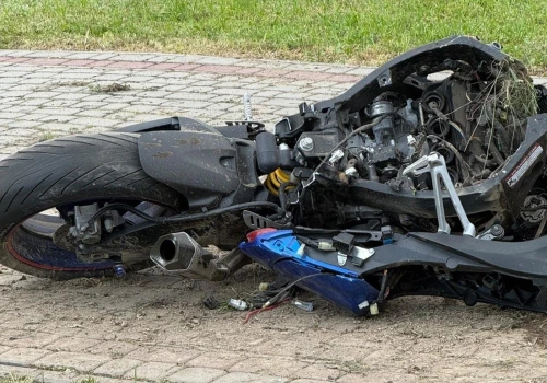 Tragiczny finał czołowego zderzenia na DK 28. Nie żyje 22-letni motocyklista