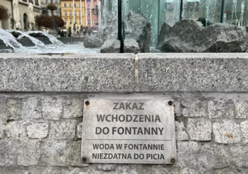 Kajakiem, topless i po wodę zdrowia. Najdziwniejsze 
