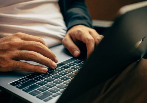 Tylko 21% freelancerów zawsze ujawnia użycie AI. Od dziś to ryzyko także dla firm