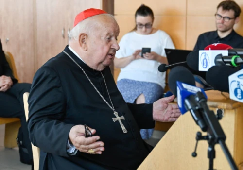 Kard. Dziwisz w końcu pojawił się w sądzie. Zeznawał w sprawie molestowania