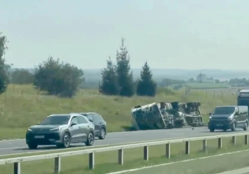 Ciężarówka przewróciła się na samochód osobowy na A4 pod Krakowem. Trwa akcja służb