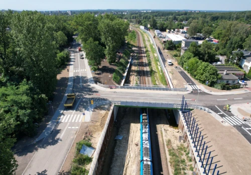 Ogromna kolejowa inwestycja w toku. Wydłużyli wiadukt, żeby zmieścić pod nim więcej torów