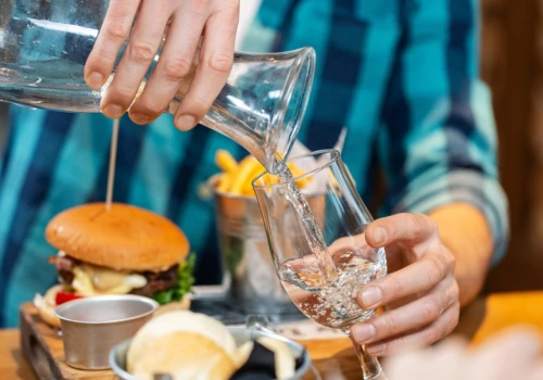 Darmowa woda z kranu w restauracjach? Resort klimatu zmienił zdanie