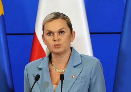 Nauczyciele dostaną dodatkowe środki. 2590 zł wpłynie na ich konta do końca sierpnia